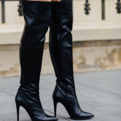 Cu siguranta iti place sa fii in centrul atentiei. Mai ales cu aceasta pereche de cizme peste genunchi înalta de 55 cm si toc subtire de 11 cm
