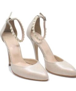 Pantofi de mireasa nude sidefat cu toc subtire de 11 cm, decorati cu perlute albe pe bareta ajustabila de la glezna. Decupajele elegante din latele adauga un accent modern, iar materialul din piele naturala box straluceste subtil.