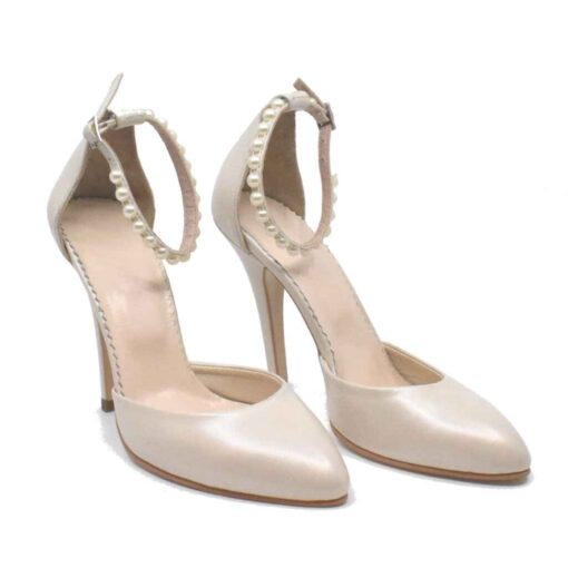 Pantofi de mireasa nude sidefat cu toc subtire de 11 cm, decorati cu perlute albe pe bareta ajustabila de la glezna. Decupajele elegante din latele adauga un accent modern, iar materialul din piele naturala box straluceste subtil.